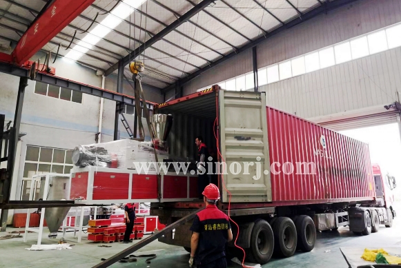 大家早安，新的一天，裝柜開(kāi)始！越南墻板線(xiàn)條設(shè)備2個(gè)柜開(kāi)始啦！ ?Morning. Vietnam PVC wall panel production lines starts loading.