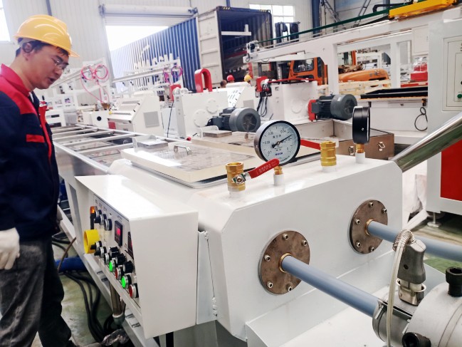 一出二pvc穿線管生產(chǎn)線試機(jī)與pvc仿大理石板生產(chǎn)線裝柜發(fā)貨同時(shí)進(jìn)行中。。。。。。