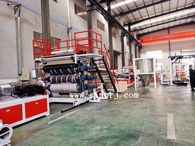 大理石板設(shè)備墻板設(shè)備裝柜進(jìn)行中，扣板生產(chǎn)線試機(jī)進(jìn)行時