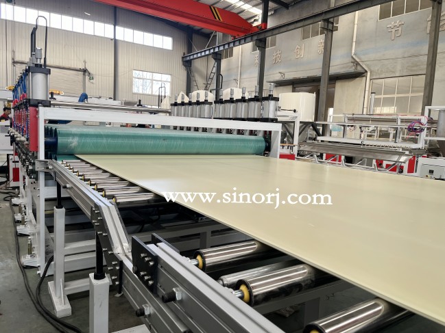 上午試機(jī)2m發(fā)泡板設(shè)備，下午試機(jī)poe床墊生產(chǎn)線，相當(dāng)厲害