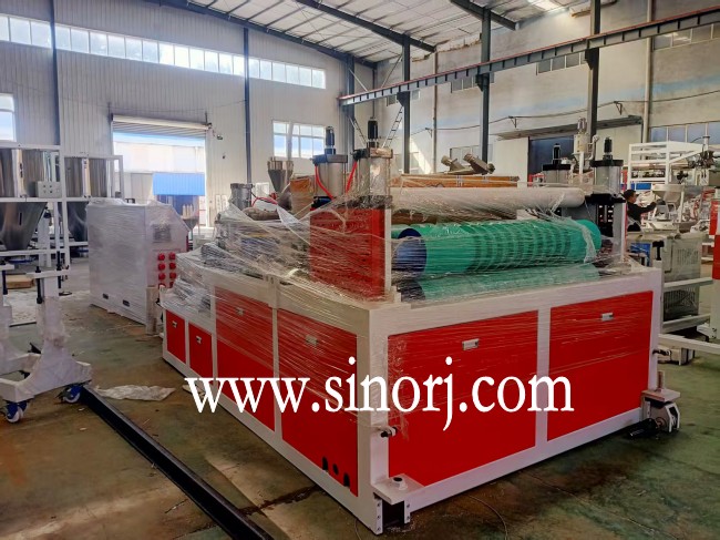 發(fā)往印尼的pvc波浪瓦，T型瓦生產(chǎn)線，大理石uv板生產(chǎn)線開始裝柜